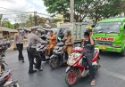 Satlantas Polres Tasikmalaya Kota Bagikan 100 Masker, Antisipasi Abu Vulkanik Anak Krakatau